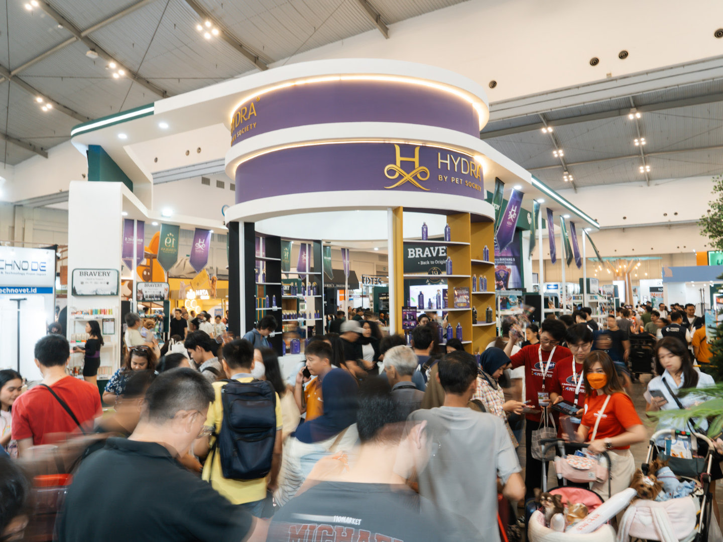 Pengunjung berinteraksi di booth brand pet care