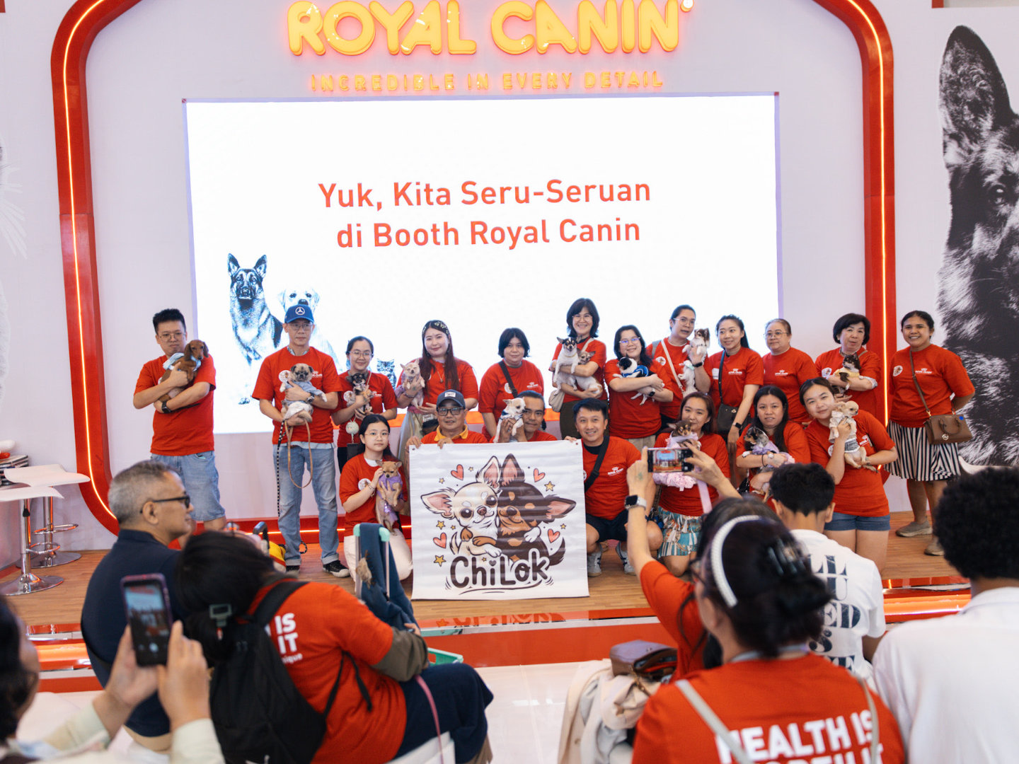 Keluarga dan anak-anak menikmati area pameran