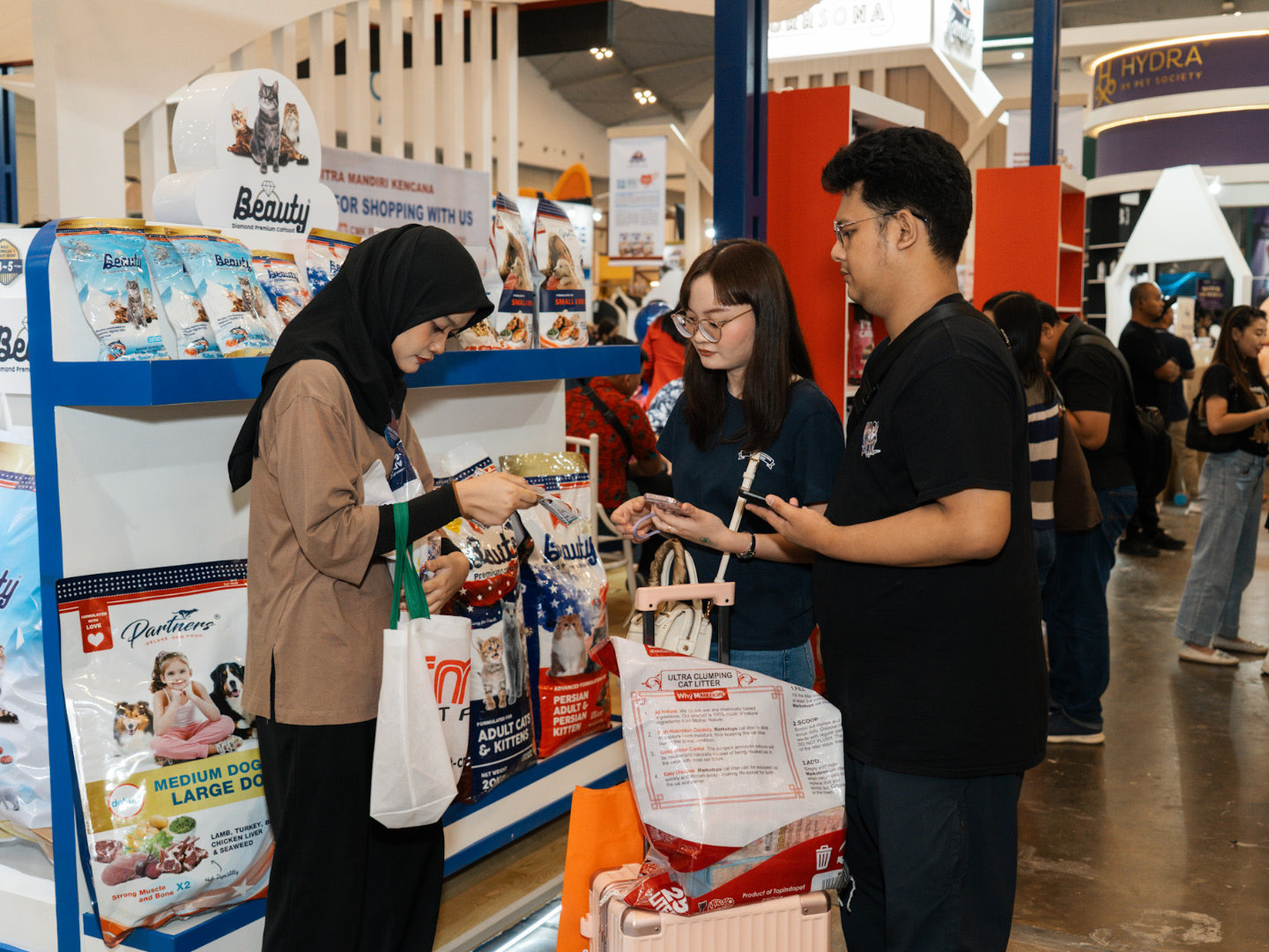 Deretan booth brand dengan dekorasi meriah