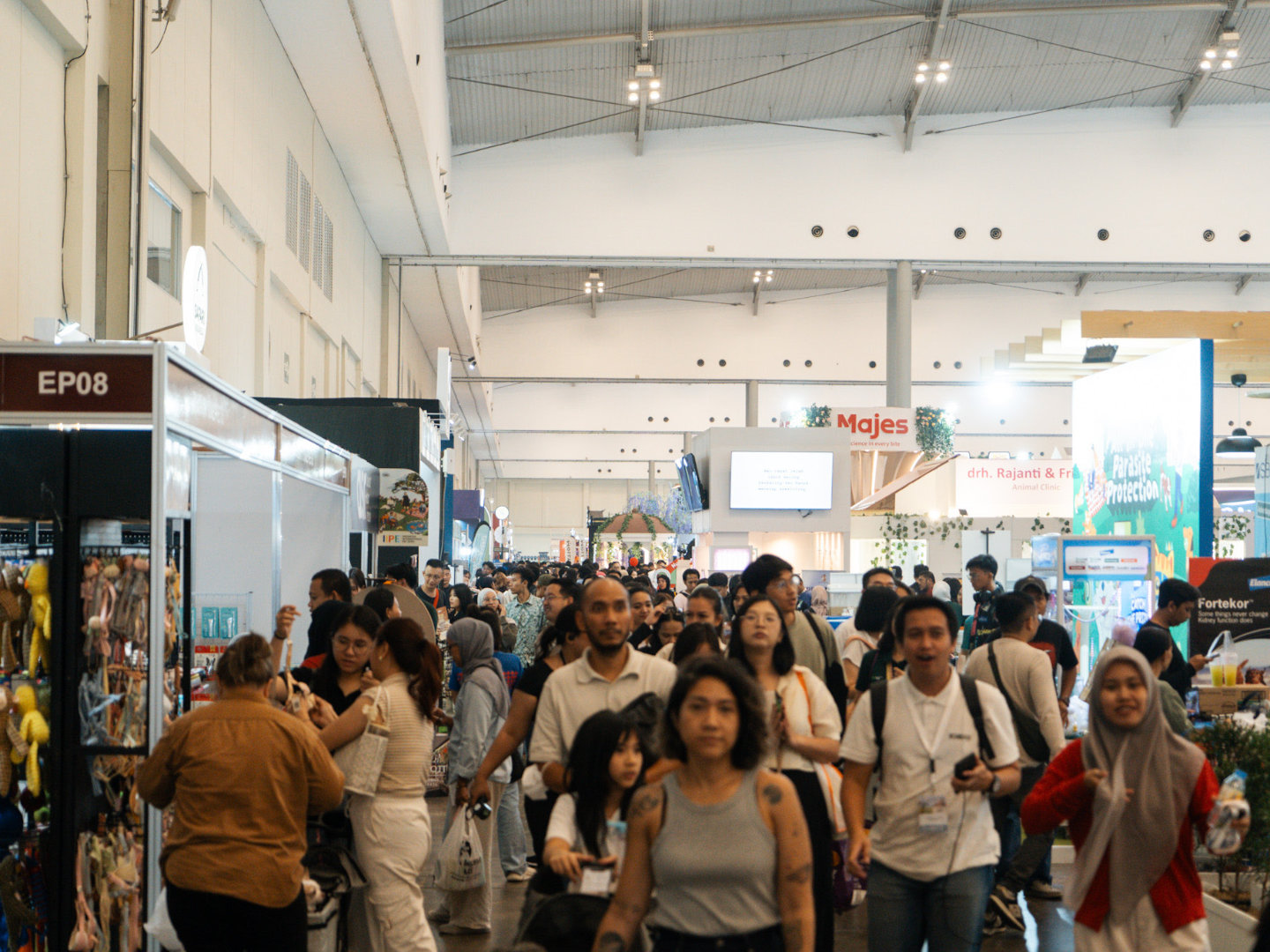 Stage program dengan penonton yang antusias